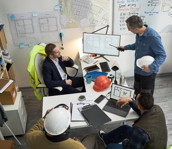 Ingenieure und Techniker in einem technischen Briefing-Gespräch