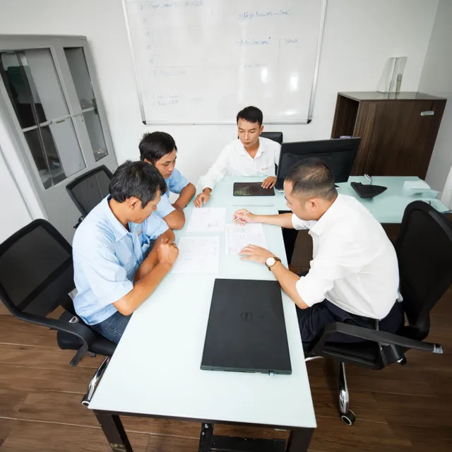 Team von Fachleuten im Gespräch. HB partners bringt Unternehmen und Kandidaten zusammen